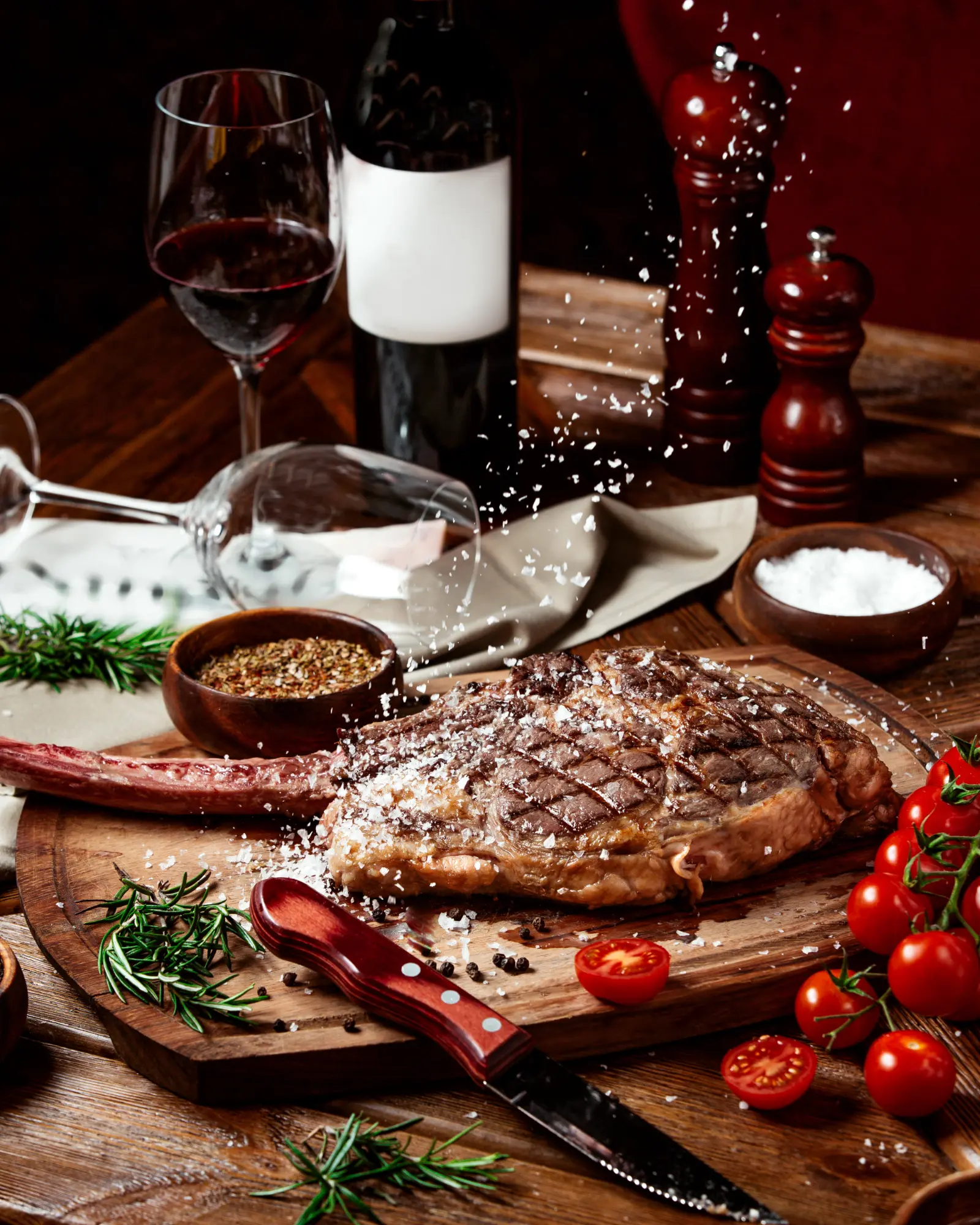 Tomahawk-Steak mit Salzflocken, Rotwein und Kirschtomaten
